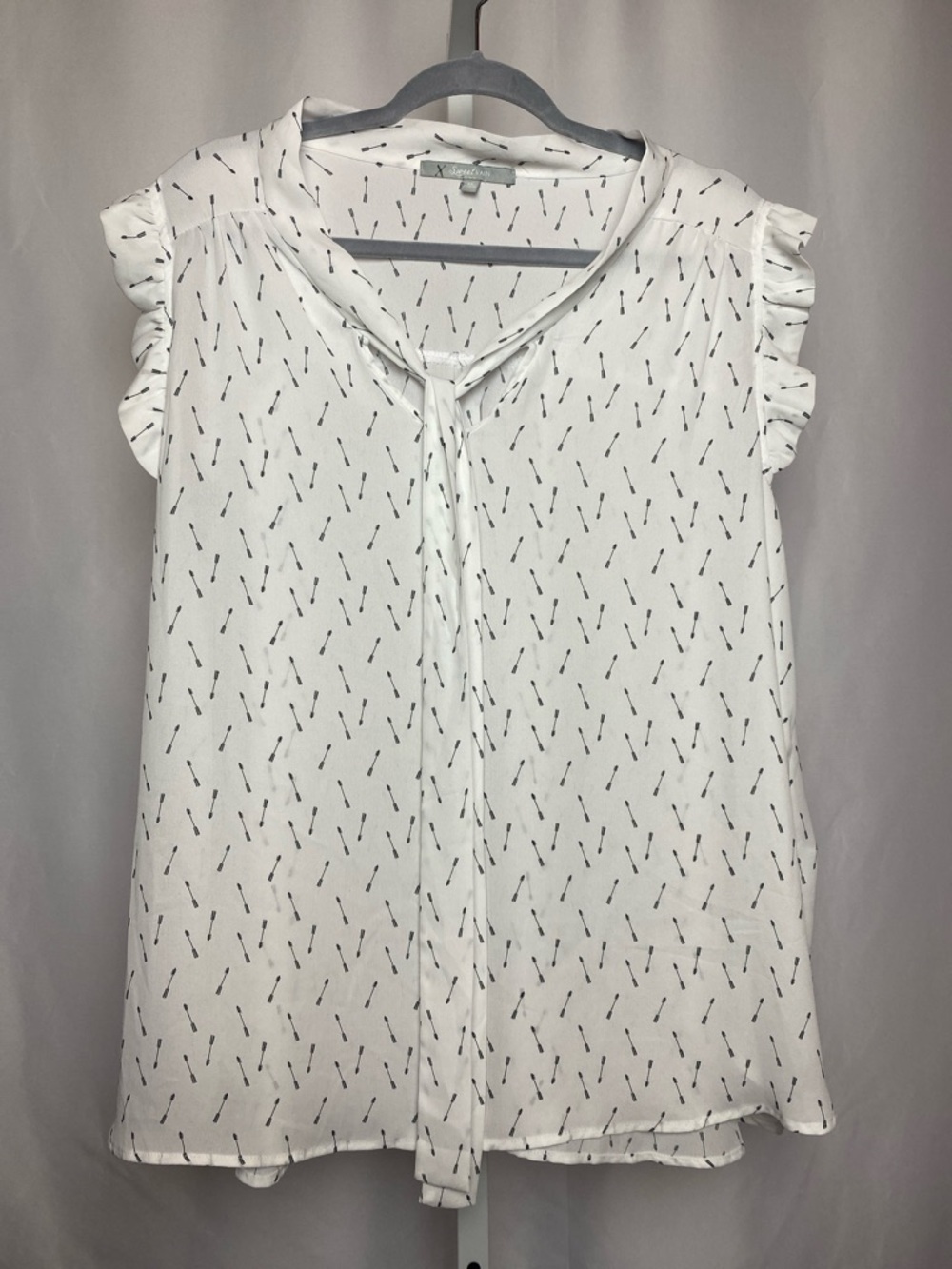 Sweet Rain White Tie-Front Ruffle Cap Sleeve Blouse with Black Dot Arrow Print